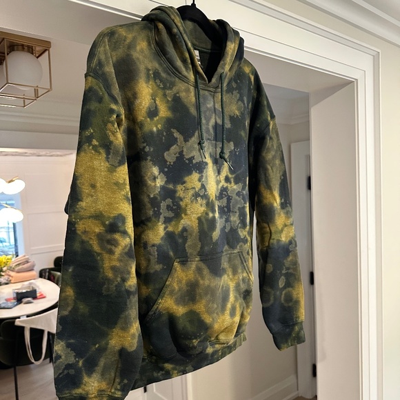 Gildan Custom Designed/Handcrafted Tie-Dye Hoody w/ Kangaroo Pocket - Size M. - Picture 3 of 11